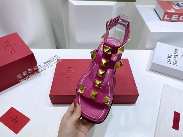 Valentino專櫃新款休閒時尚拖鞋 華倫天奴22春夏爆款系列松糕厚底釘扣沙灘涼拖鞋 dx3492